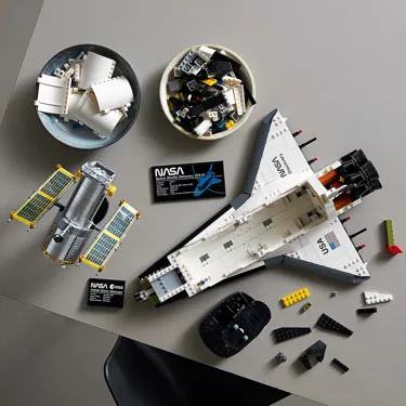 LEGO 10283 NASA Space Shuttle Discovery Lifestyle 11