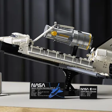LEGO 10283 NASA Space Shuttle Discovery Lifestyle Display 1 1536X993